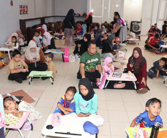 Pekarangan podium UMSKAL riuh rendah dengan acara mewarna kanak-kanak