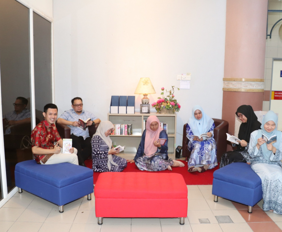 Ruang “Chill &amp; Read Corner” di Lobi Menara UMSKAL Tarik Perhatian Warga Kampus