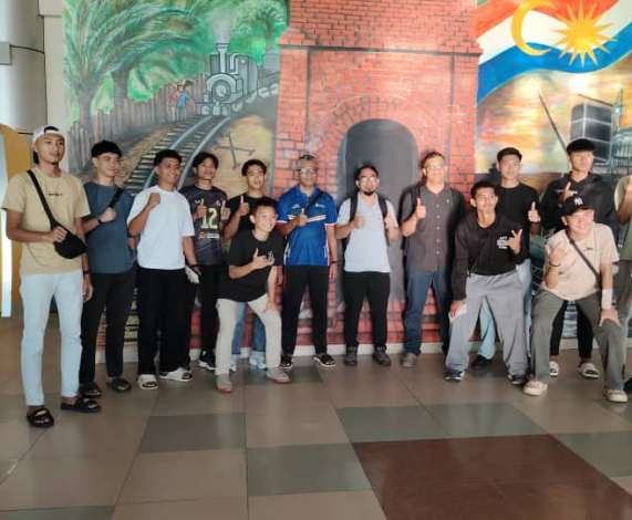 Dua pelajar UMS beraksi untuk WP Labuan