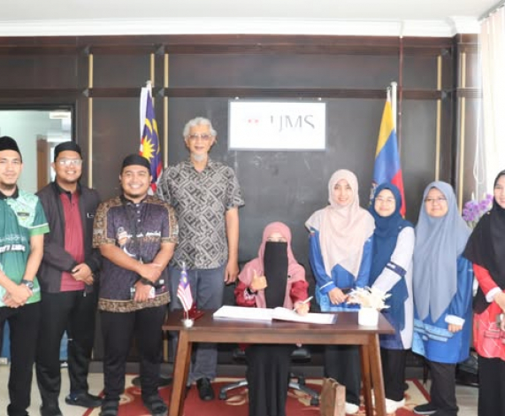 Murid dan guru SRITI kunjungi UMSKAL