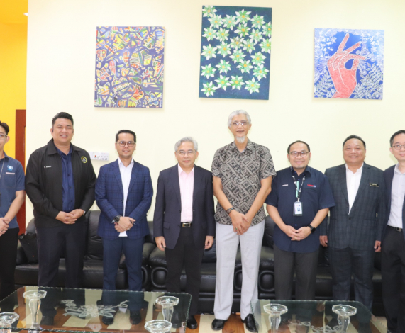 Profesor Dr. Shamsul Bahari santuni tetamu Labuan Industry Convergence Workshop 