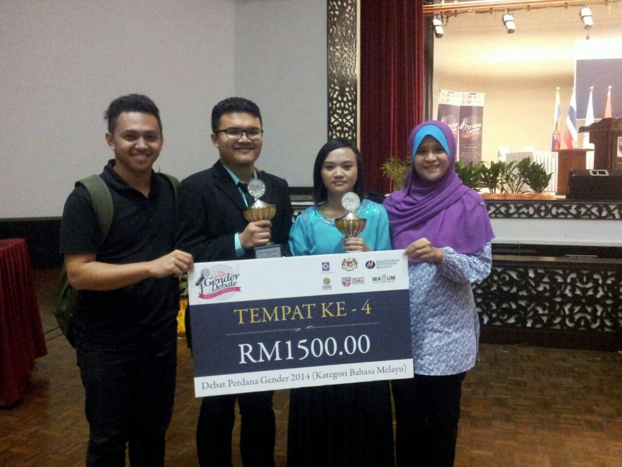 Pasukan UMS meraih tempat ke-4 dan membawa pulang trofi dan wang RM1500